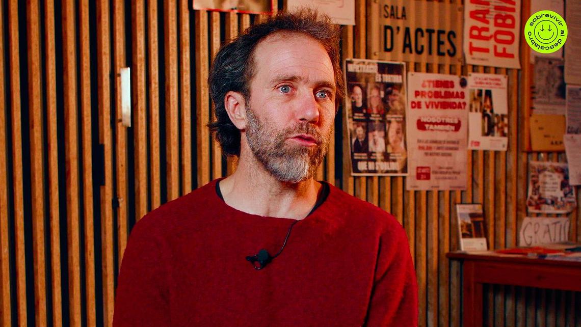 Filósofo, docente en la Universidad, activista y agricultor, Aurélien Berlan busca en la tierra una verdad que la modernidad barrió: no hay emancipación sin control sobre las condiciones concretas de la vida —el alimento, la energía, los vínculos, el territorio. Esa certeza le llevó de París a organizar una comunidad rural autogestionada en el suroeste francés, desde donde se impulsa la reconquista de la vida material como terreno político: reaprender a vivir del propio trabajo, organizar las necesidades comunes, cuidar el suelo que da el sustento. De ese camino nace una larga investigación sobre la libertad y la autonomía colectiva reflejada en textos como 